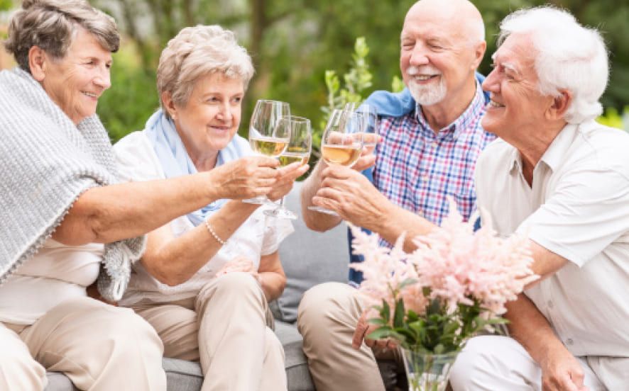 Balancing Social Pleasure with Health: A Guide for Seniors Who Enjoy Drinking