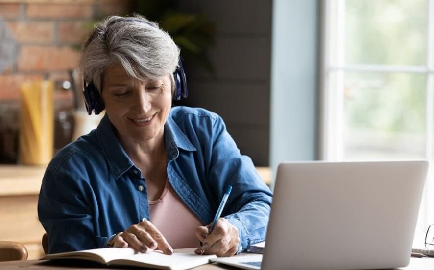 Top 6 Online Platforms to Help Seniors Master a New Language